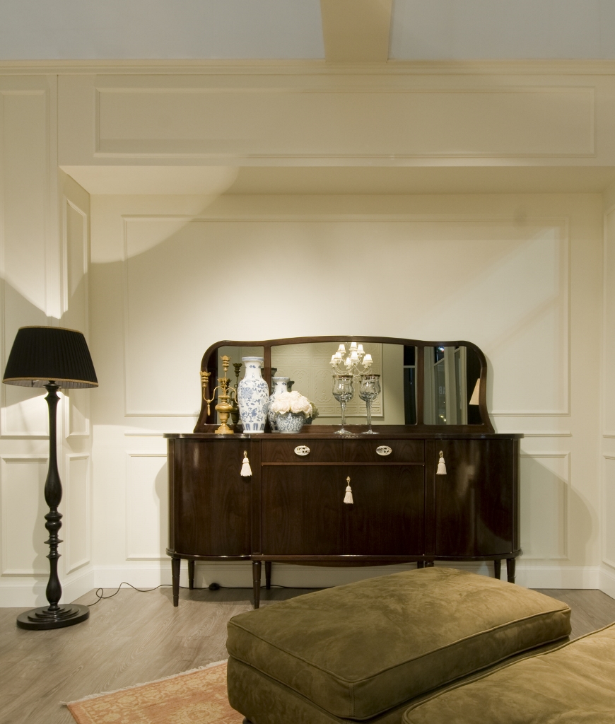 DESIGNER<br />FABIO CRIPPA<br />DESCRIZIONE<br />Буфет с четырьмя дверцами и двумя ящиками